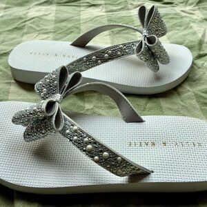 Kelly & Katie Rhinestone & Pearl Embellished Bow Flip Flop Sandals EUC 7M Bridal